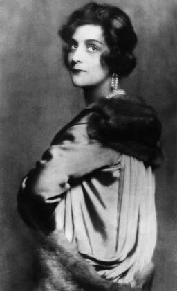 IMAGO ICONS: Coco Chanel Gabrielle Bonheur Coco Chanel, 1910. Courtesy Everett Collection PUBLICATIONXNOTxINxCANxCHNxFRAxITAxJPNxNORxPOLxRUSxESPxUKxUSA Copyright: xCourtesyxEverettxCollectionx PBDCOCH EC002
