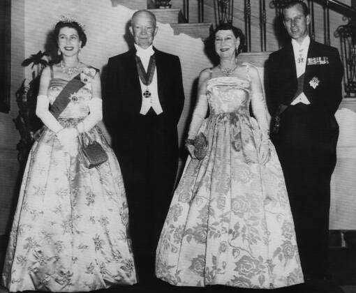 President Dwight D. Eisenhower, before the state dinner at the White House with Royal guests, left to right: Queen Elizabeth II, the Queen of the United Kingdom; President Eisenhower; First Lady Mamie Eisenhower; Prince Philip, the Duke of Edinburgh; at t Courtesy Everett Collection PUBLICATIONXNOTxINxCANxCHNxFRAxITAxJPNxNORxPOLxRUSxESPxUKxUSA Copyright: xCourtesyxEverettxCollectionx PBDDWEI EC014