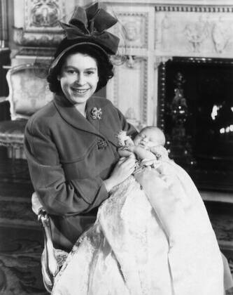 British Royal Family. Princess (and future Queen) Elizabeth of England and future Prince of Wales Prince Charles, after his christening, Buckingham Palace, London, England, 1948. Courtesy Everett Collection PUBLICATIONXNOTxINxCANxCHNxFRAxITAxJPNxNORxPOLxRUSxESPxUKxUSA Copyright: xCourtesyxEverettxCollectionx PBDQUEL EC043