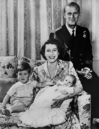 British Royal Family. From left: future Prince of Wales Prince Charles, future Queen of England Princess Elizabeth, future Princess Royal of England Princess Anne, Prince Philip, Duke of Edinburgh, London, England, 1951. Courtesy Everett Collection PUBLICATIONXNOTxINxCANxCHNxFRAxITAxJPNxNORxPOLxRUSxESPxUKxUSA Copyright: xCourtesyxEverettxCollectionx PBDQUEL EC048