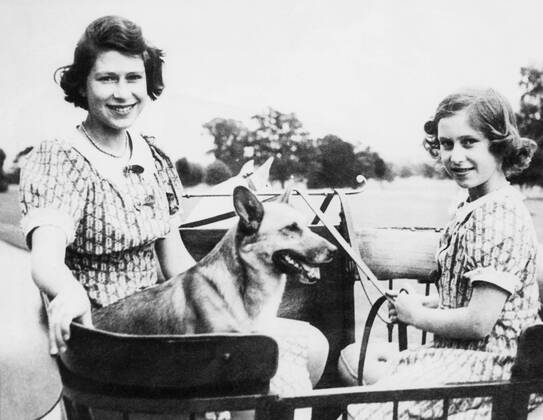 World War II. Future Queen of England Princess Elizabeth and future Countess of Snowdon Princess Margaret, at their country residence, England, 1940. Courtesy Everett Collection PUBLICATIONXNOTxINxCANxCHNxFRAxITAxJPNxNORxPOLxRUSxESPxUKxUSA Copyright: xCourtesyxEverettxCollectionx PBDQUEL EC060