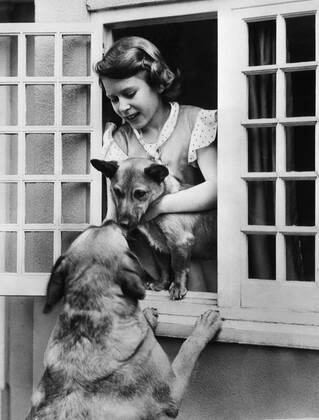 British Royalty. Future Queen of England Princess Elizabeth with pet German Shepherds, circa 1936. Courtesy Everett Collection PUBLICATIONXNOTxINxCANxCHNxFRAxITAxJPNxNORxPOLxRUSxESPxUKxUSA Copyright: xCourtesyxEverettxCollectionx PBDQUEL EC067