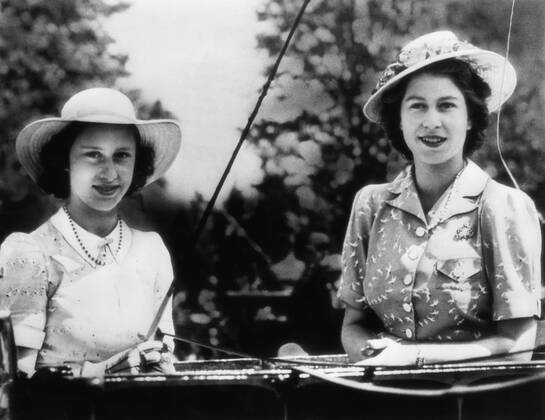 British Royal Family. Future Countess of Snowdon Princess Margaret and Future Queen of England Princess Elizabeth at the Windsor Royal Horse Show, May 27, 1944. Courtesy Everett Collection PUBLICATIONXNOTxINxCANxCHNxFRAxITAxJPNxNORxPOLxRUSxESPxUKxUSA Copyright: xCourtesyxEverettxCollectionx PBDQUEL EC068