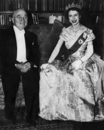 British Royalty. Future Queen of England Princess Elizabeth and US President Harry Truman, Washington, D.C., circa 1951. Courtesy Everett Collection PUBLICATIONXNOTxINxCANxCHNxFRAxITAxJPNxNORxPOLxRUSxESPxUKxUSA Copyright: xCourtesyxEverettxCollectionx PBDQUEL EC072