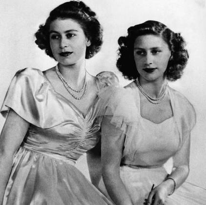 British Royal Family. Future Queen of England Princess Elizabeth and future Countess of Snowdon Princess Margaret, circa late 1940s Courtesy Everett Collection PUBLICATIONXNOTxINxCANxCHNxFRAxITAxJPNxNORxPOLxRUSxESPxUKxUSA Copyright: xCourtesyxEverettxCollectionx PBDQUEL EC084