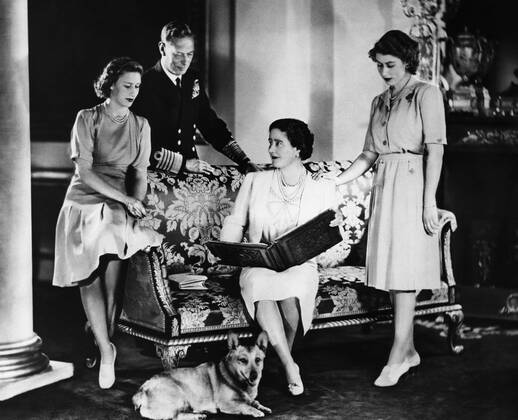 British Royal Family. From left: Future Countess of Snowdon Princess Margaret, British King George VI, British Queen Elizabeth (future Queen Mother), Future British Queen Princess Elizabeth, 1946. Courtesy Everett Collection PUBLICATIONXNOTxINxCANxCHNxFRAxITAxJPNxNORxPOLxRUSxESPxUKxUSA Copyright: xCourtesyxEverettxCollectionx PBDQUEL EC096