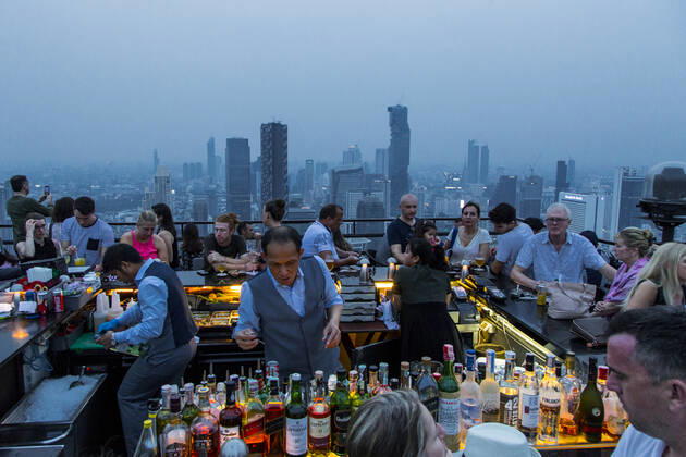 IMAGO Creative: Urbane Kultur - Sommer auf den Dächern Sunset over Bangkok from the terrace of Banyan Tree hotel Bangkok Banyan Tree Hotel Bangkok Thailand Copyright: xDanixSalvÃ x xVWPicsx DSA-0865