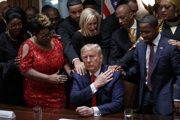 2020 Bilder des Jahres, News 02 Februar News Themen der Woche KW09 News Bilder des Tages US President Donald J. Trump, with African American community, business, and faith leaders, prays in the Cabinet Room prior to the National African American History Month Reception at the White House in Washington, DC, on Thursday, February 27, 2020.  WAX20200227221 SHAWNxTHEW