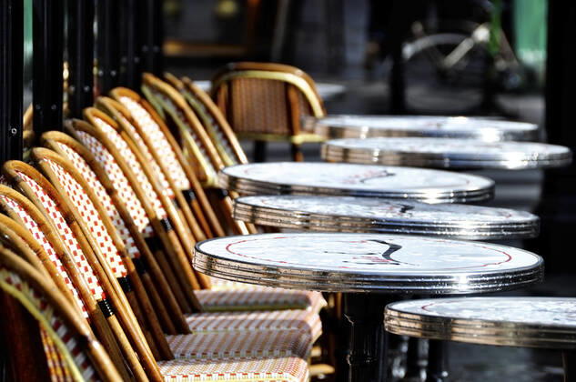 IMAGO Creative: Ende des Sommers Parisian cafe terrace Parisian cafe terrace after the rain  Copyright: xdutourdumondex 4077388