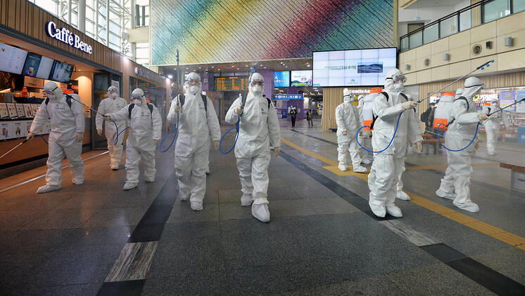 2020 Bilder des Jahres, News 02 Februar News Themen der Woche KW09 News Bilder des Tages (200229) -- DAEGU, Feb. 29, 2020 (Xinhua) -- People disinfect a station in Daegu, South Korea, Feb. 29, 2020. South Korea confirmed 594 more cases of the COVID-19 on Saturday, raising the total number of infections to 2,931. Three more deaths were reported, lifting the combined death toll to 16. (NEWSIS Handout via Xinhua) SOUTH KOREA-DAEGU-CORONAVIRUS-CONFIRMED CASES 