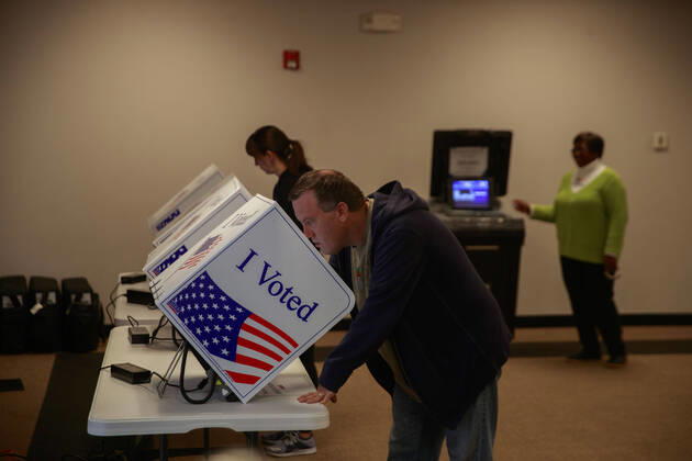 2020 Bilder des Jahres, News 02 Februar News Themen der Woche KW09 News Bilder des Tages February 29, 2020, Greenville, South Carolina, United States: Voters cast ballots at the West End Community Development Center during the 2020 South Carolina Primary in South Carolina. Greenville United States - ZUMAs197 20200229_zaa_s197_254 Copyright: xJeremyxHoganx