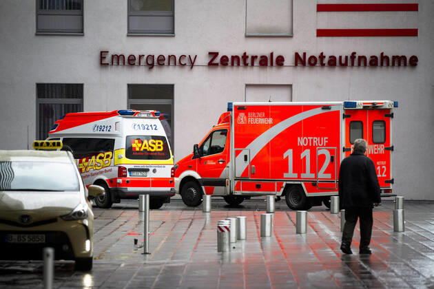 Rettungswagen vor dem Eingang der Notaufnahme der Charite in Berlin am 2. Maerz 2020. Charite in Berlin