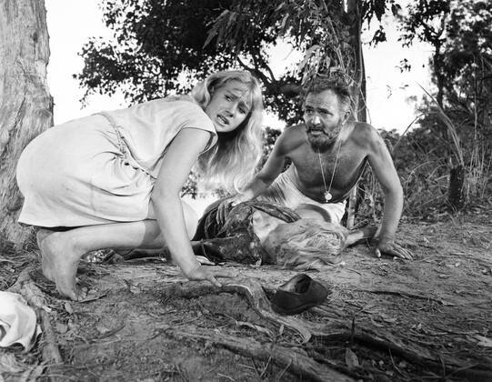AGE OF CONSENT, Helen Mirren, James Mason, 1969 Courtesy Everett Collection PUBLICATIONXNOTxINxCANxCHNxFRAxITAxJPNxNORxPOLxRUSxESPxUKxUSA Copyright: xCourtesyxEverettxCollectionx MBDAGOF EC008