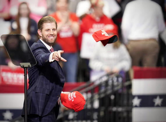 Bilder des Jahres 2020, News 03 März News Themen der Woche KW10 News Bilder des Tages March 2, 2020, Charlotte, North Carolina, USA: ERIC TRUMP, son of President Donald Trump, tosses hats to the crowd during a Keep America Great rally at the Bojangles Coliseum in Charlotte, North Carolina on Monday March 2, 2020. 14 states and American Samoa will vote or caucus on Tuesday March 3rd. Their ballots will represent over 33 percent of the national primary totals. Charlotte USA - ZUMAj110 20200302_zsp_j110_006 Copyright: xRustyxJonesx