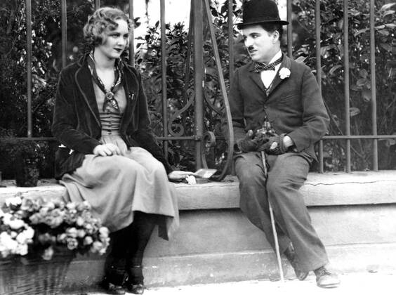 CITY LIGHTS, Virginia Cherrill, Charlie Chaplin, 1931 Courtesy Everett Collection PUBLICATIONXNOTxINxCANxCHNxFRAxITAxJPNxNORxPOLxRUSxESPxUKxUSA Copyright: xCourtesyxEverettxCollectionx MBDCILI EC007