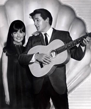 CLAMBAKE, Shelley Fabares, Elvis Presley, 1967 Courtesy Everett Collection PUBLICATIONXNOTxINxCANxCHNxFRAxITAxJPNxNORxPOLxRUSxESPxUKxUSA Copyright: xCourtesyxEverettxCollectionx MBDCLAM EC002