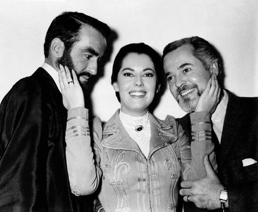 FREUD, (aka THE SECRET PASSION), Susan Kohner, center, admires the beards of costars Montgomery Clift, (left) and Larry Parks, 1962 Courtesy Everett Collection PUBLICATIONXNOTxINxCANxCHNxFRAxITAxJPNxNORxPOLxRUSxESPxUKxUSA Copyright: xCourtesyxEverettxCollectionx MBDFREU EC028