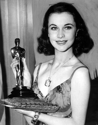 OSCARS. Beste Hauptdarstellerin. PreistrÃ¤gerinnen 1931-1940 VIVIEN LEIGH holding her Academy Award for Best Actress for Gone With Wind. 1940. Courtesy Everett Collection PUBLICATIONXNOTxINxCANxCHNxFRAxITAxJPNxNORxPOLxRUSxESPxUKxUSA Copyright: xCourtesyxEverettxCollectionx MBDGOWI EC051