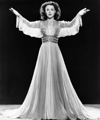 IMAGO ICONS: Hedy Lamarr THE HEAVENLY BODY, Hedy Lamarr, in a gown by Irene, 1944 Courtesy Everett Collection PUBLICATIONXNOTxINxCANxCHNxFRAxITAxJPNxNORxPOLxRUSxESPxUKxUSA Copyright: xCourtesyxEverettxCollectionx MBDHEBO EC018