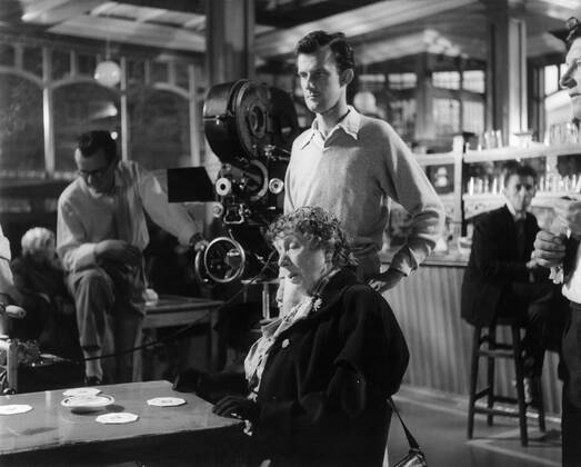 LOOK BACK IN ANGER, Dame Edith Evans rehearses scene on set with director Tony Richardson , 1959 Courtesy Everett Collection PUBLICATIONXNOTxINxCANxCHNxFRAxITAxJPNxNORxPOLxRUSxESPxUKxUSA Copyright: xCourtesyxEverettxCollectionx MBDLOBA EC007