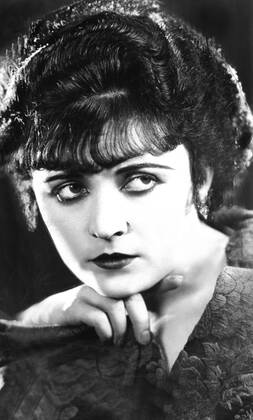 MONTMARTRE, aka DIE FLAMME , Pola Negri, 1923 Courtesy Everett Collection PUBLICATIONXNOTxINxCANxCHNxFRAxITAxJPNxNORxPOLxRUSxESPxUKxUSA Copyright: xCourtesyxEverettxCollectionx MBDMONT EC003
