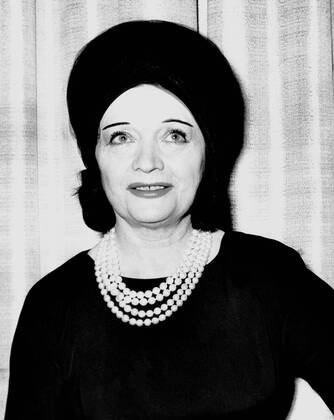 THE MOON-SPINNERS, Pola Negri, on-set, 1964 Courtesy Everett Collection PUBLICATIONXNOTxINxCANxCHNxFRAxITAxJPNxNORxPOLxRUSxESPxUKxUSA Copyright: xCourtesyxEverettxCollectionx MBDMOSP EC007