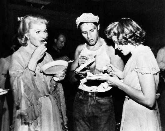 OSCARS: Beste Nebendarstellerin, PreistrÃ¤gerinnen 1951-1960 A STREETCAR NAMED DESIRE, from left: Vivien Leigh, Marlon Brando, Kim Hunter eating on set, 1951 Courtesy Everett Collection !ACHTUNG AUFNAHMEDATUM GESCHÃ„TZT! PUBLICATIONXNOTxINxCANxCHNxFRAxITAxJPNxNORxPOLxRUSxESPxUKxUSA Copyright: xCourtesyxEverettxCollectionx MBDSTNA EC056