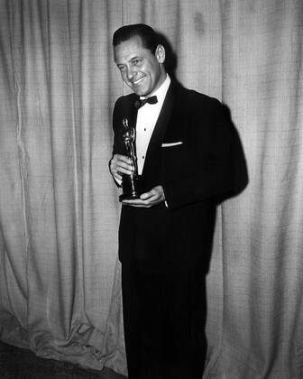 OSCARS. Bester Hauptdarsteller. PreistrÃ¤ger 1951-1960 STALAG 17, William Holden, accepting his Best Actor Oscar, 1953 Courtesy Everett Collection !ACHTUNG AUFNAHMEDATUM GESCHÃ„TZT! PUBLICATIONXNOTxINxCANxCHNxFRAxITAxJPNxNORxPOLxRUSxESPxUKxUSA Copyright: xCourtesyxEverettxCollectionx MBDSTSE EC020