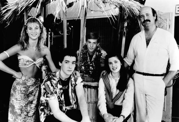 THE SURE THING, Nicollette Sheridan, John Cusack, Anthony Edwards, Daphne Zuniga, director Rob Reiner, on-set, 1985, (c) Embassy Pictures courtesy: Everett Collection Embassy Pictures Courtesy Everett Collection !ACHTUNG AUFNAHMEDATUM GESCHÃ„TZT! PUBLICATIONXNOTxINxCANxCHNxFRAxITAxJPNxNORxPOLxRUSxESPxUKxUSA Copyright: xEmbassyxPictures CourtesyxEverettxCollectionx MBDSUTH EC013