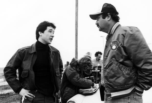 THE SURE THING, from left: John Cusack, director Rob Reiner on set, 1985, Embassy courtesy Everett Collection Embassy Pictures Courtesy Everett Collection !ACHTUNG AUFNAHMEDATUM GESCHÃ„TZT! PUBLICATIONXNOTxINxCANxCHNxFRAxITAxJPNxNORxPOLxRUSxESPxUKxUSA Copyright: xEmbassyxPictures CourtesyxEverettxCollectionx MBDSUTH EC016