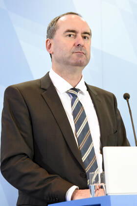 Hubert Aiwanger bei der Pressekonferenz zur Kabinettssitzung zum Thema Coronavirus-Infektion und die Auswirkungen auf die bayerische Wirtschaft in der Staatskanzlei. München, 10.03.2020