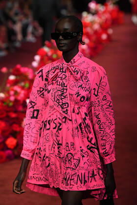 Bilder des Jahres 2020, Entertainment 03 März Entertainment Themen der Woche KW11 Entertainment Bilder des Tages MELBOURNE FASHION FESTIVAL, A model walks the Gala Runway 2 wearing a Balenciaga outfit during Melbourne Fashion Festival at the Royal Exhibition Building in Melbourne, Tuesday, March 10, 2020. ( NO ARCHIVING, EDITORIAL USE ONLY, NO USE IN BOOKS WITHOUT CONSENT MELBOURNE VIC AUSTRALIA Copyright: xJAMESxROSSx 20200310001455747051