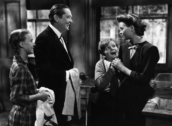 OSCARS. Bester Nebendarsteller. PreistrÃ¤ger 1941-1950 A TREE GROWS IN BROOKLYN, Peggy Ann Garner, James Dunn, Ted Donaldson, Dorothy McGuire, 1945, TM & Copyright (c) 20th Century Fox Film Corp. courtesy Everett Collection 20thCentFox Courtesy Everett Collection !ACHTUNG AUFNAHMEDATUM GESCHÃ„TZT! PUBLICATIONXNOTxINxCANxCHNxFRAxITAxJPNxNORxPOLxRUSxESPxUKxUSA Copyright: x20thCentFox CourtesyxEverettxCollectionx MBDTRGR FE024