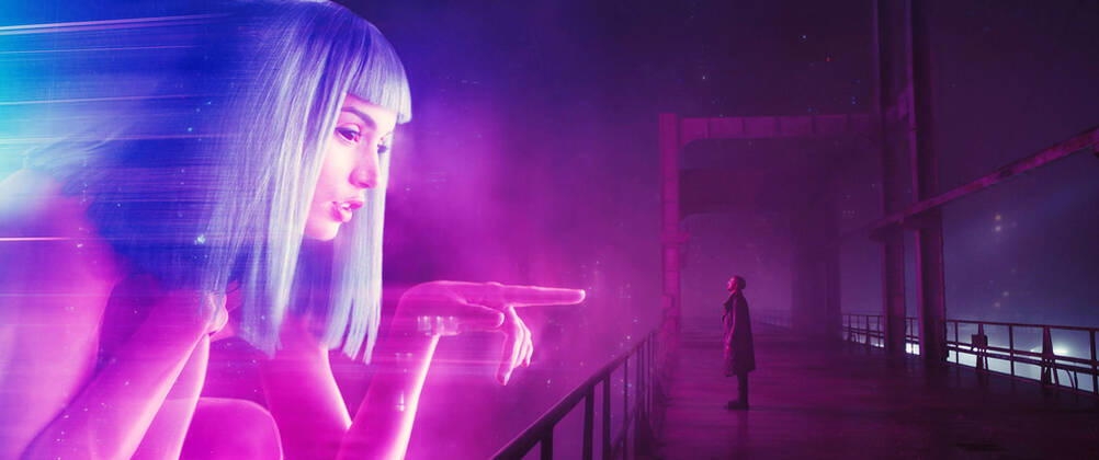 BLADE RUNNER 2049, from left: Ana de Armas, Ryan Gosling, 2017. Warner Bros. Courtesy Everett Collection Warner Bros Courtesy Everett Collection !ACHTUNG AUFNAHMEDATUM GESCHÃ„TZT! PUBLICATIONXNOTxINxCANxCHNxFRAxITAxJPNxNORxPOLxRUSxESPxUKxUSA Copyright: xWarnerxBros CourtesyxEverettxCollectionx MCDBLRU EC054
