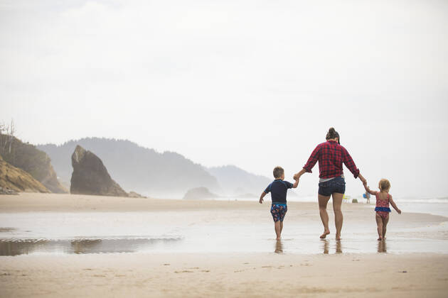 Rear view of mother walking on beach with her two young children. Manzanita, OR, United States ,model released, Symbolfoto CR_JDIP200116A-282580-01