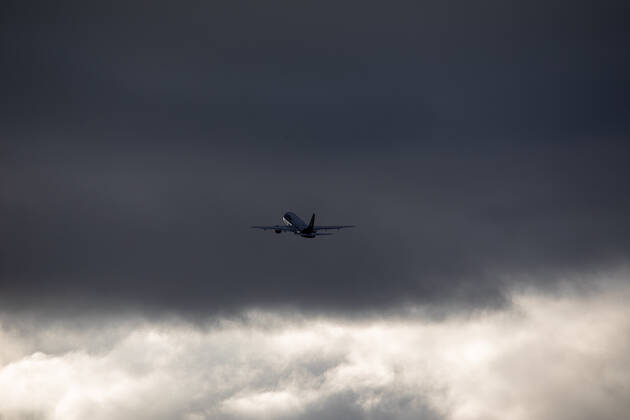 Deutschland - Frankfurt am Main - 12.03.2020 Wegen Coronavirus bleiben in Frankfurt die Passagiere weg - Dunklen Zeiten für die Fraport und Lufthansa - Flugzeug fliegt in die Wolkendecke Wirtschaft Wegen Coronavirus bleiben in Frankfurt die Passagiere weg