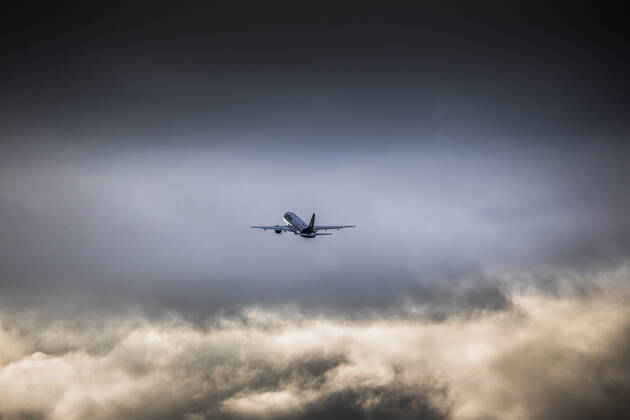 Deutschland - Frankfurt am Main - 12.03.2020 Wegen Coronavirus bleiben in Frankfurt die Passagiere weg - Dunklen Zeiten für die Fraport und Lufthansa - Flugzeug fliegt in die Wolkendecke Wirtschaft Wegen Coronavirus bleiben in Frankfurt die Passagiere weg