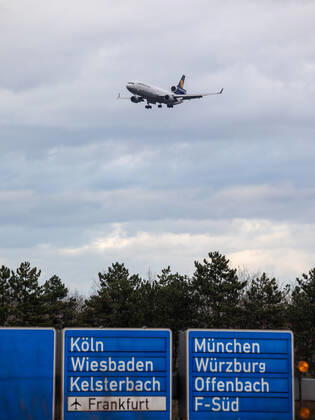 Deutschland - Frankfurt am Main - 12.03.2020 Wegen Coronavirus bleiben in Frankfurt die Passagiere weg - die Lufthansa Cargo MD-11 im Anflug auf Frankfurt Wirtschaft Wegen Coronavirus bleiben in Frankfurt die Passagiere weg