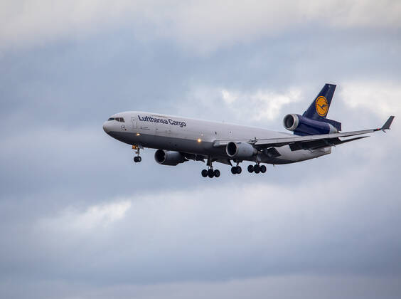 Deutschland - Frankfurt am Main - 12.03.2020 Wegen Coronavirus bleiben in Frankfurt die Passagiere weg - die Lufthansa Cargo MD-11 im Anflug auf Frankfurt Wirtschaft Wegen Coronavirus bleiben in Frankfurt die Passagiere weg