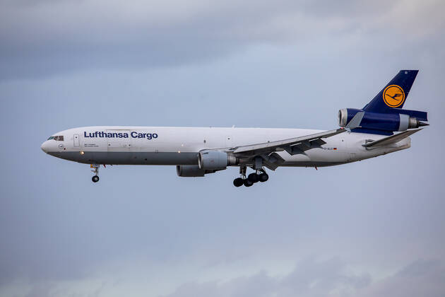 Deutschland - Frankfurt am Main - 12.03.2020 Wegen Coronavirus bleiben in Frankfurt die Passagiere weg - die Lufthansa Cargo MD-11 im Anflug auf Frankfurt Wirtschaft Wegen Coronavirus bleiben in Frankfurt die Passagiere weg