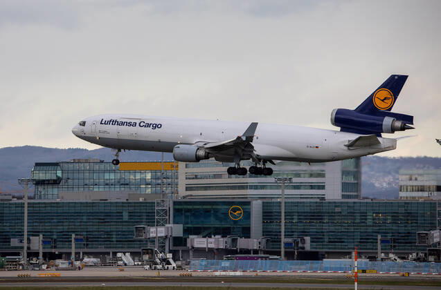 Deutschland - Frankfurt am Main - 12.03.2020 Wegen Coronavirus bleiben in Frankfurt die Passagiere weg - die Lufthansa Cargo MD-11 im Anflug auf Frankfurt Wirtschaft Wegen Coronavirus bleiben in Frankfurt die Passagiere weg
