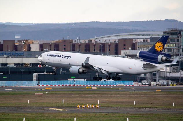 Deutschland - Frankfurt am Main - 12.03.2020 Wegen Coronavirus bleiben in Frankfurt die Passagiere weg - die Lufthansa Cargo MD-11 im Anflug auf Frankfurt Wirtschaft Wegen Coronavirus bleiben in Frankfurt die Passagiere weg