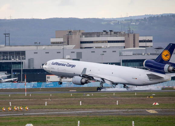 Deutschland - Frankfurt am Main - 12.03.2020 Wegen Coronavirus bleiben in Frankfurt die Passagiere weg - die Lufthansa Cargo MD-11 im Anflug auf Frankfurt setzt hart auf - ein hartes Jahr für Lufthansa und Fraport Wirtschaft Wegen Coronavirus bleiben in Frankfurt die Passagiere weg