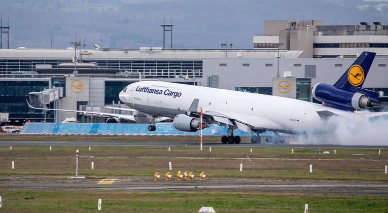 Deutschland - Frankfurt am Main - 12.03.2020 Wegen Coronavirus bleiben in Frankfurt die Passagiere weg - die Lufthansa Cargo MD-11 im Anflug auf Frankfurt setzt hart auf - ein hartes Jahr für Lufthansa und Fraport Wirtschaft Wegen Coronavirus bleiben in Frankfurt die Passagiere weg
