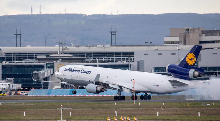 Deutschland - Frankfurt am Main - 12.03.2020 Wegen Coronavirus bleiben in Frankfurt die Passagiere weg - die Lufthansa Cargo MD-11 im Anflug auf Frankfurt setzt hart auf - ein hartes Jahr für Lufthansa und Fraport Wirtschaft Wegen Coronavirus bleiben in Frankfurt die Passagiere weg