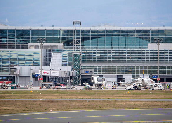 Deutschland - Frankfurt am Main - 12.03.2020 Wegen Coronavirus bleiben in Frankfurt die Passagiere weg - leeres Terminal 2 am Gate E2 steht kein Flugzeug Wirtschaft Wegen Coronavirus bleiben in Frankfurt die Passagiere weg