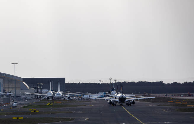 Deutschland - Frankfurt am Main - 12.03.2020 Wegen Coronavirus bleiben in Frankfurt die Passagiere weg - Lufthansa parkt ein Teil der Flugzeugflotte am Frankfurter Flughafen - wo gerade das Terminal 3 gebaut wird Wirtschaft Wegen Coronavirus bleiben in Frankfurt die Passagiere weg