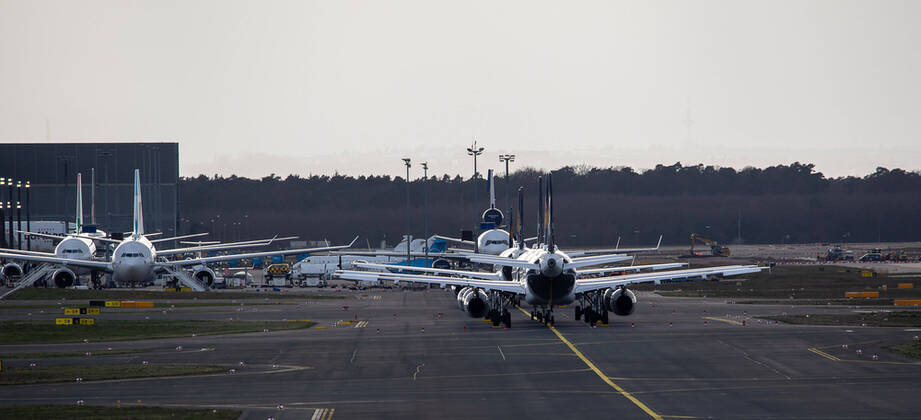 Deutschland - Frankfurt am Main - 12.03.2020 Wegen Coronavirus bleiben in Frankfurt die Passagiere weg - Lufthansa parkt ein Teil der Flugzeugflotte am Frankfurter Flughafen - wo gerade das Terminal 3 gebaut wird Wirtschaft Wegen Coronavirus bleiben in Frankfurt die Passagiere weg