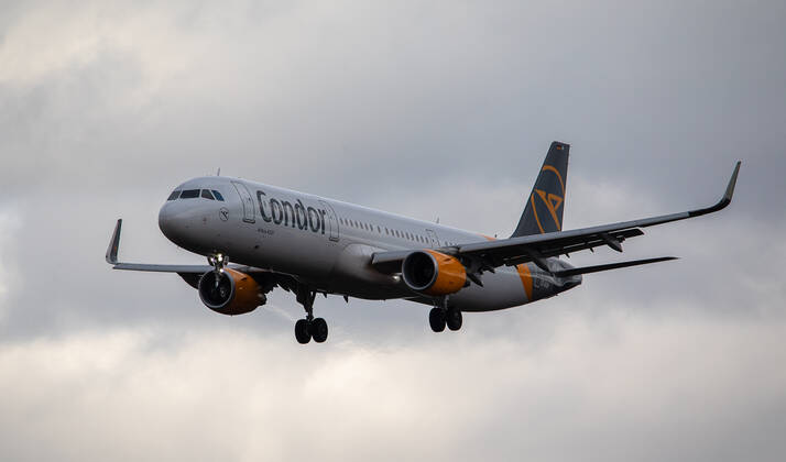 Deutschland - Frankfurt am Main - 12.03.2020 Wegen Coronavirus bleiben in Frankfurt die Passagiere weg - Condor im Anflug Wirtschaft Wegen Coronavirus bleiben in Frankfurt die Passagiere weg