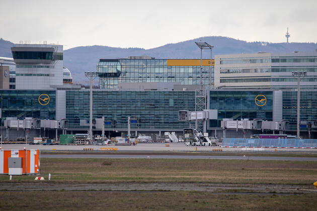 Deutschland - Frankfurt am Main - 12.03.2020 Wegen Coronavirus bleiben in Frankfurt die Passagiere weg - der CD-Riegel ist leer an den Brücken C13 und C14 steht kein Flugzeug Wirtschaft Wegen Coronavirus bleiben in Frankfurt die Passagiere weg